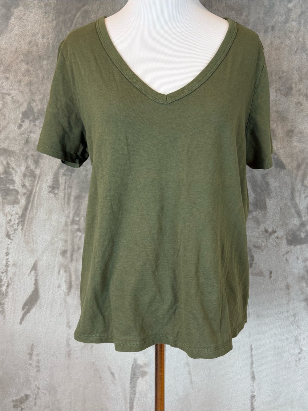 Old Navy V-Neck Everywhere Olive Green Short Sleeve Tee Wmn’s M